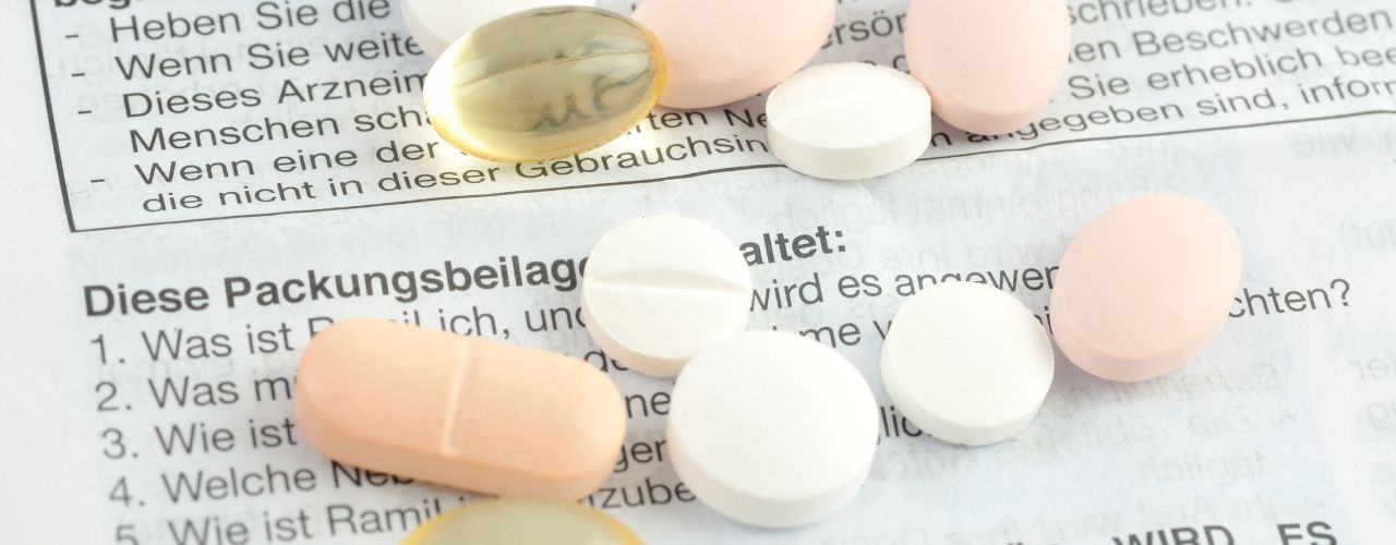 Antibiotika - Wechsel- und Nebenwirkungen Pille auf Informationsblatt mit Hinweise zu der Einnahme von Medikamenten